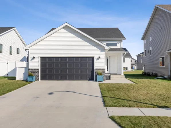 6689 Toronto Dr S, Fargo, ND 58104