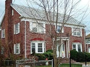 33 Vine St, Lynbrook, NY 11563