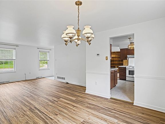 4th image of 580 Meadowvale Dr