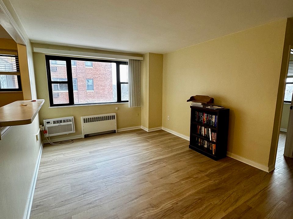 1st image of 11720 Edgewater Dr APT 808
