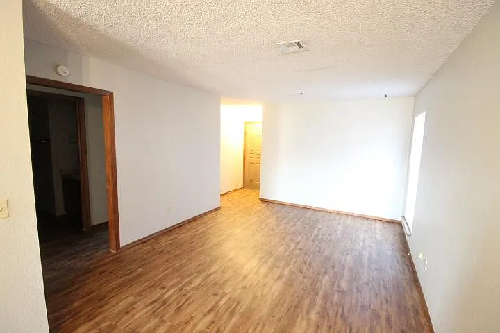 2 bed, 1000 sqft, $1,100 — Photo 3