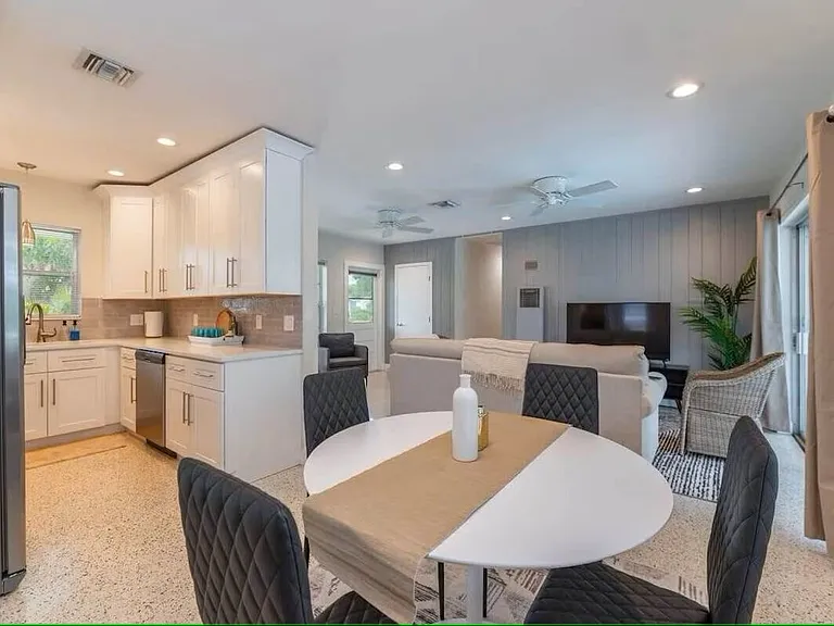 176 SE 27th Pl — Photo 3