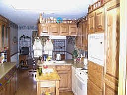 KITCHEN - BREAKFAST AREA