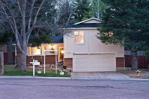 Stucco & Brick Tri-Level