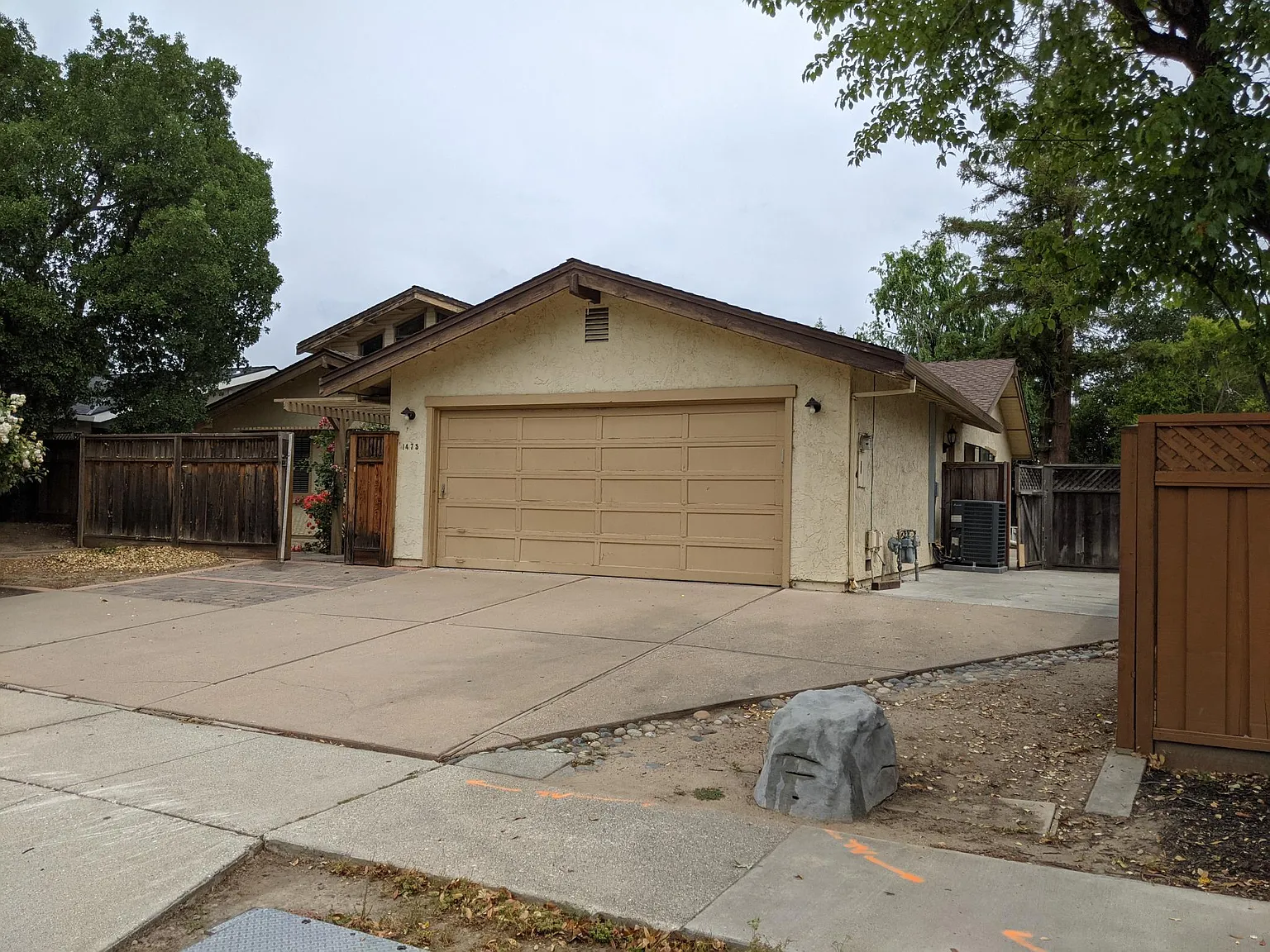 1475 Mantelli Dr photo 1