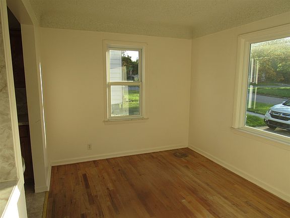 3rd image of 1213 Forest Hill Ave