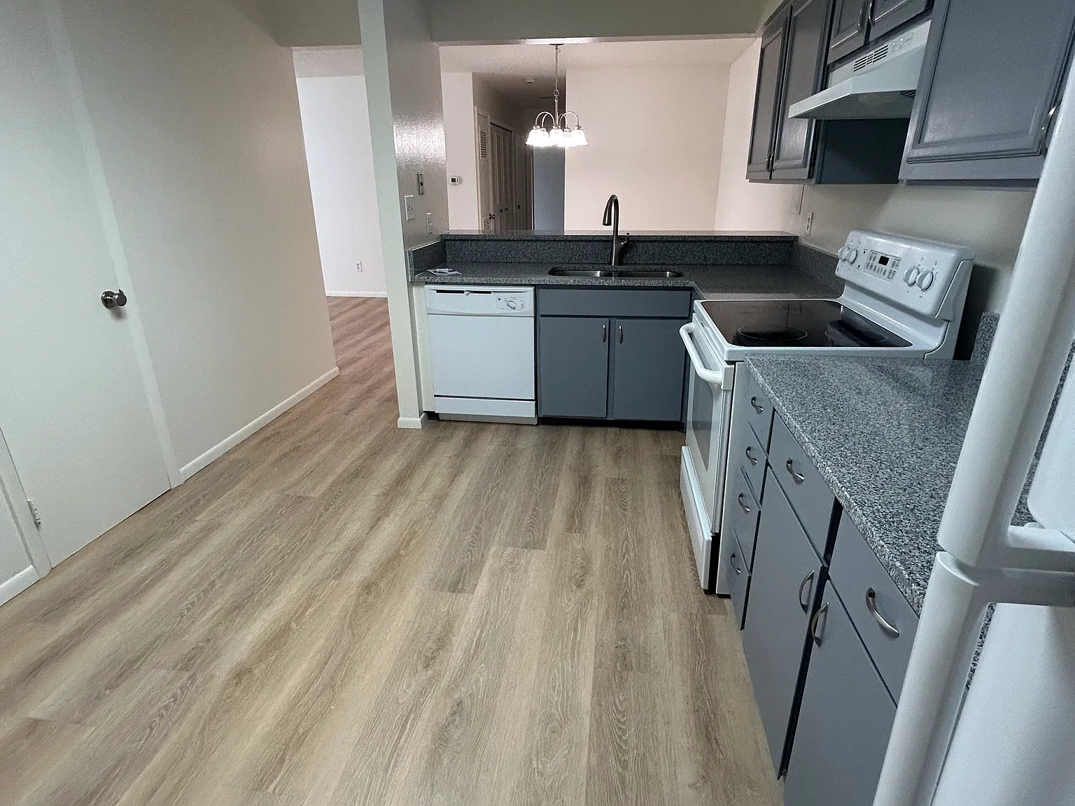 2 bed, 1.5 bath, 860 sqft, $1,600 — Photo 4