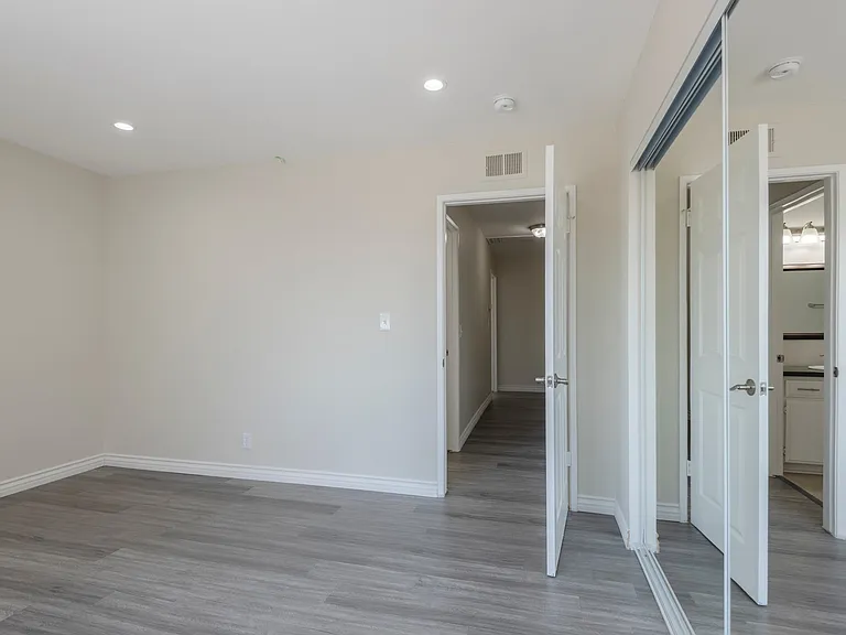 11701 Oxnard St — Photo 16