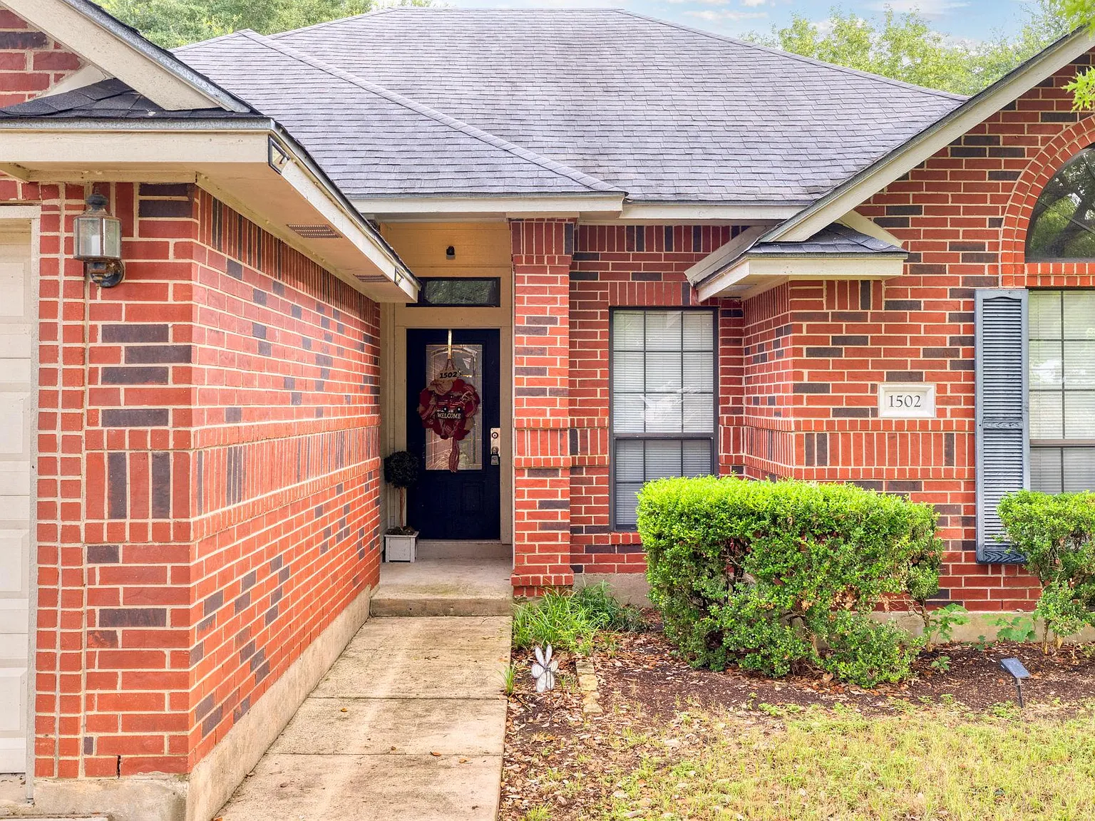 3 bed, 2.0 bath, 1388 sqft, $1,950 — Photo 2