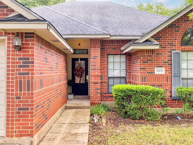 1502 Oak Knoll Ln — Photo 2