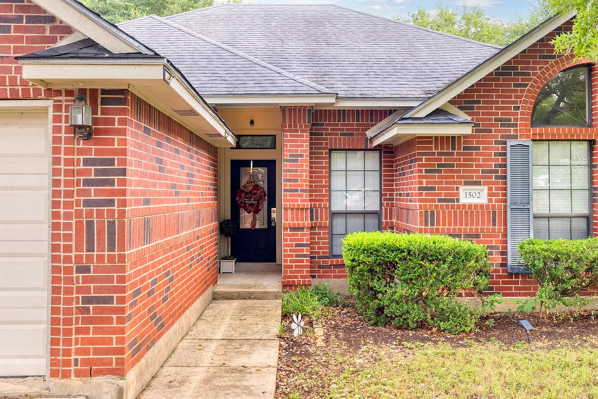 Building Photo - 1502 Oak Knoll Ln