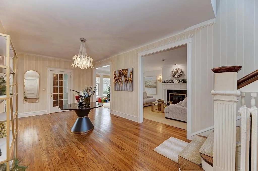 6 bed, 6.0 bath, 6900 sqft, $12,000 — Photo 2