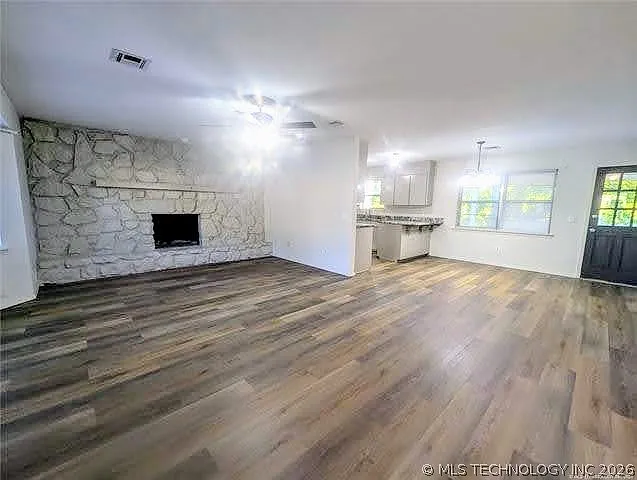 121 W Jefferson Pl — Photo 2