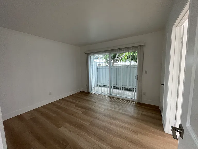 1221 E Beechwood St #3B — Photo 6