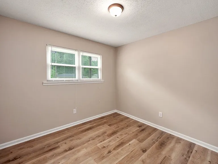 219 Melwood St — Photo 13
