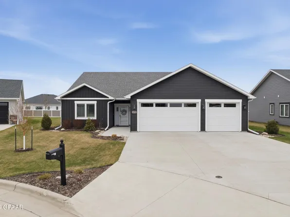 6176 Azalea Cir, Grand Forks, ND 58201