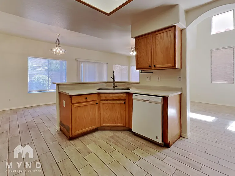 10524 W Almeria Rd — Photo 11