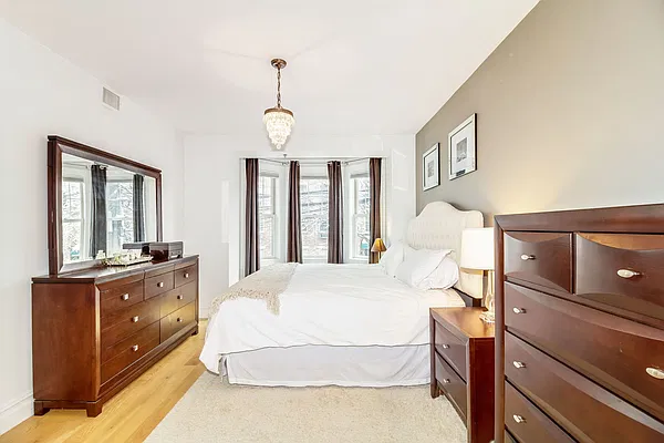 Sold by Nestseekers | media 9