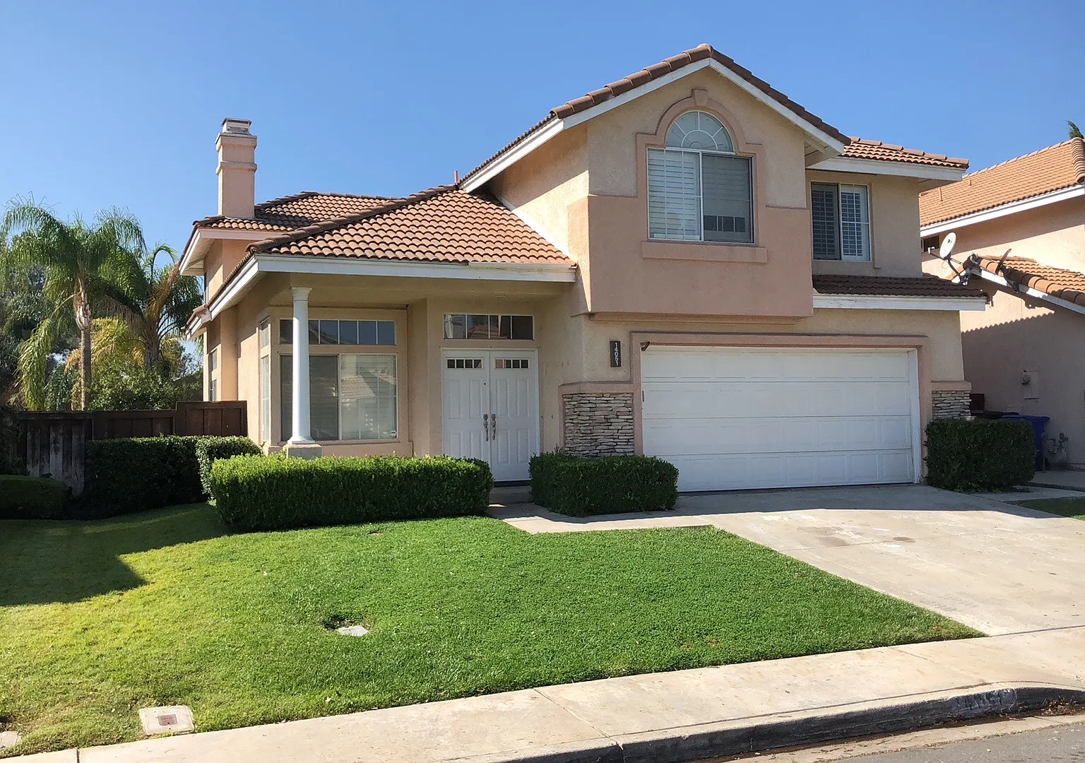 Spacious, Comfortable & Ready to Welcome You Home! — Photo 1