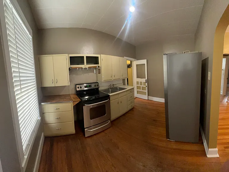 214 S Sherwood St — Photo 7