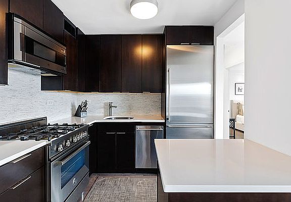 5th image of 101 W 12th St APT 14S