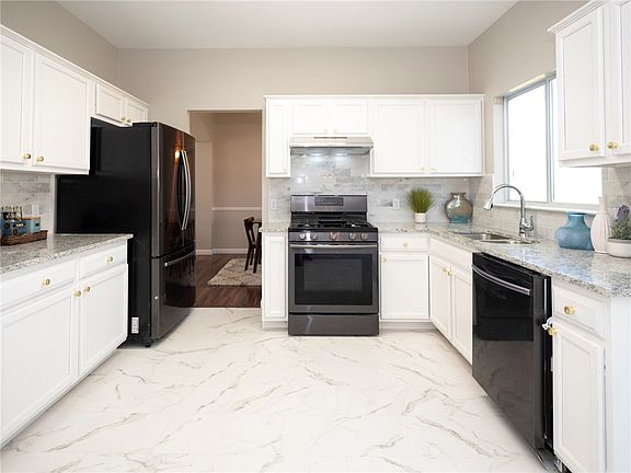 5th image of 1126 Blackthorn Dr