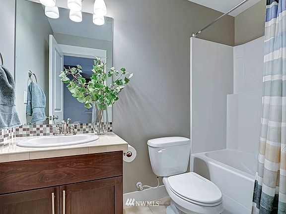 5th Guest Room ensuite bath.