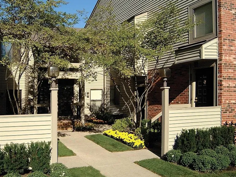 Creekside of Farmington Hills Apartments — Photo 44
