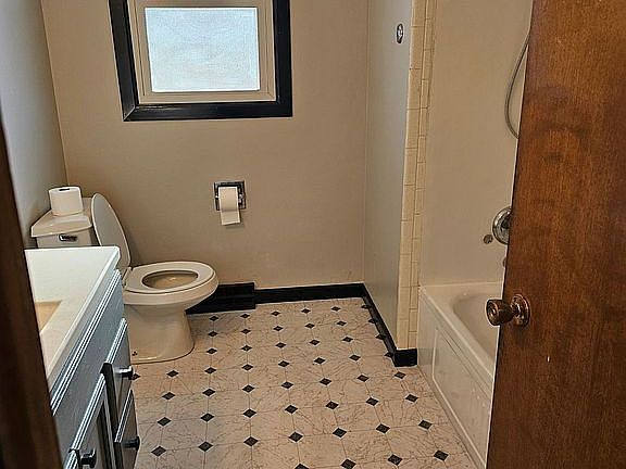 2nd image of 806 Emerald Ln