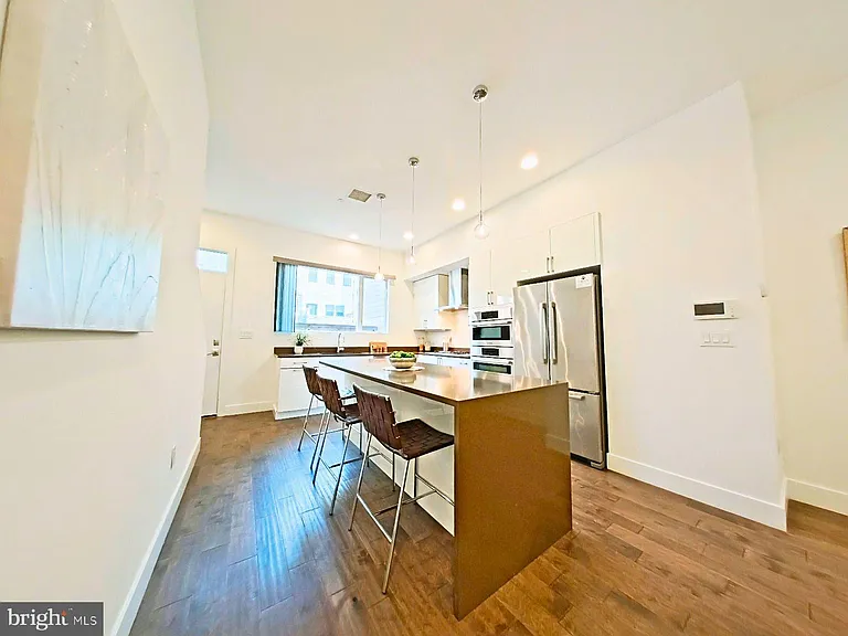 421 Wallace St — Photo 8