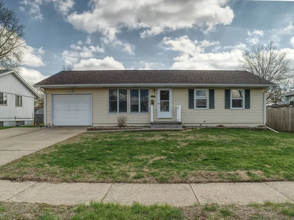 1709 Middle Rd, Camanche, IA 52730