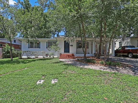 2nd image of 2111 Mercer Cir S