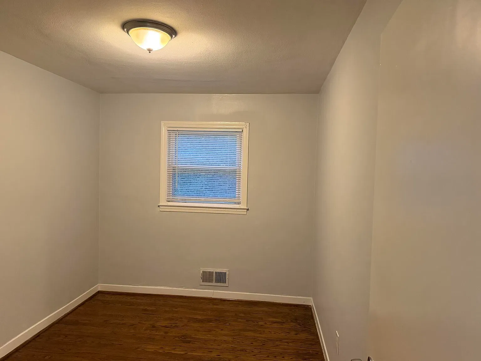 3 bed, 1.0 bath, 850 sqft, $1,025 — Photo 4