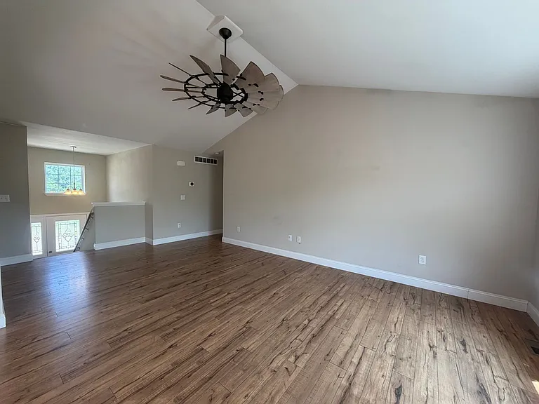 203 Ridgeview Dr — Photo 3
