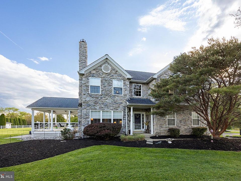 1st image of 356 Robin Ln