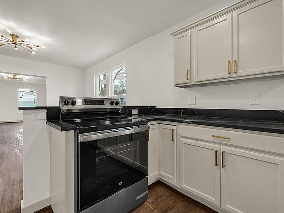 4th image of 1017 W Newton St