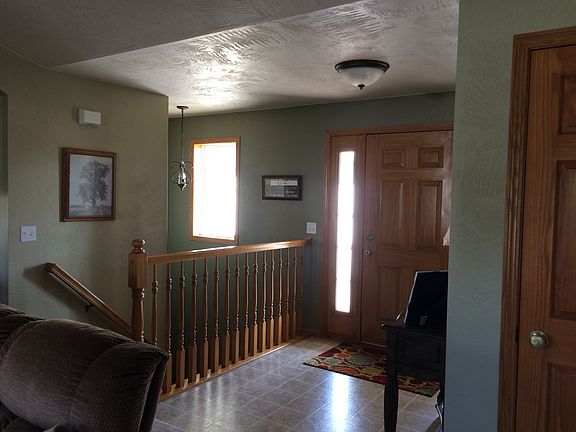 Foyer/Steps leading to bsmnt