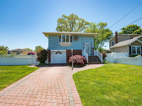 225 41st Street, Lindenhurst, NY 11757