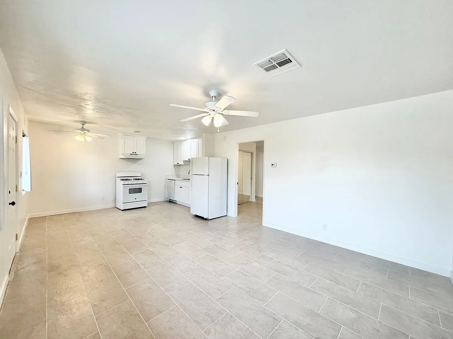 Available Now!! 1 Bedroom, 1 Bathroom Apartment In Palm Springs! — Photo 4