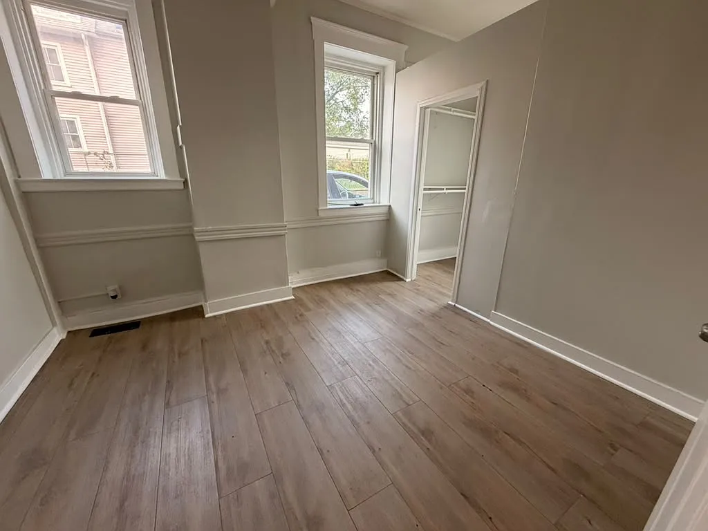 176 Frank St — Photo 3