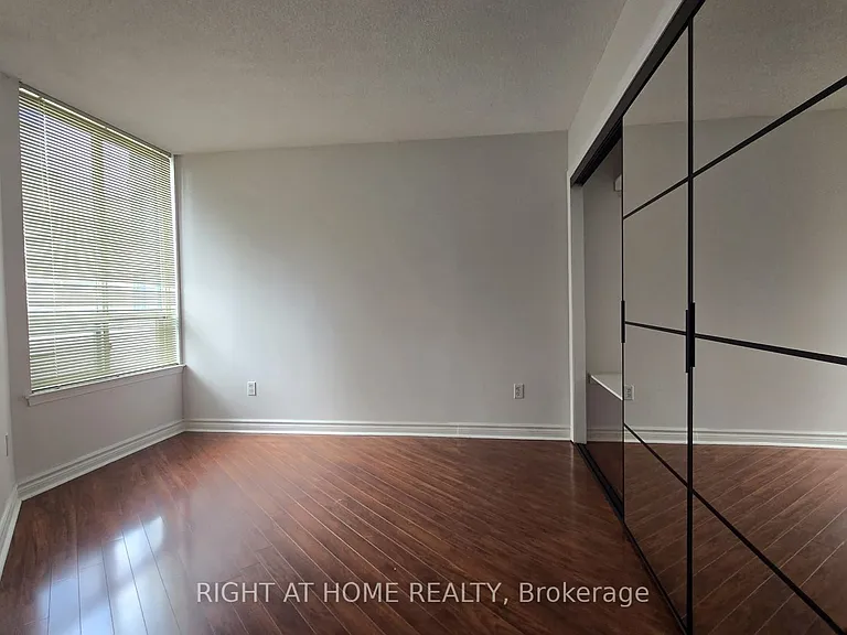 550 Webb Dr #914 — Photo 9