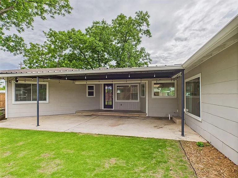 409 S Pear St — Photo 32