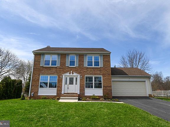 3rd image of 16 Old Farm Ln