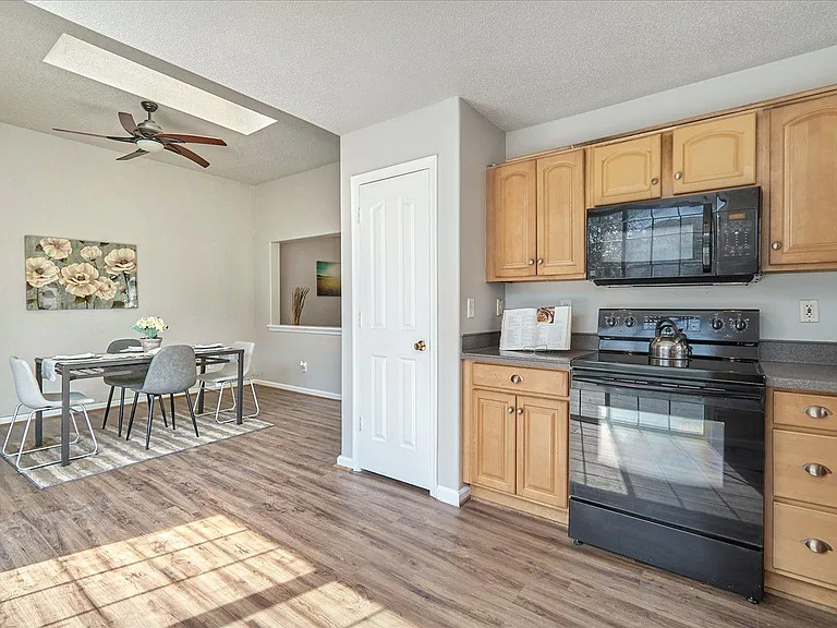 6226 Oakglen Dr — Photo 18