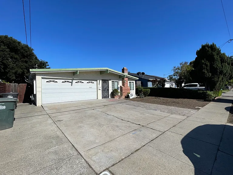 2640 Illinois St — Photo 31
