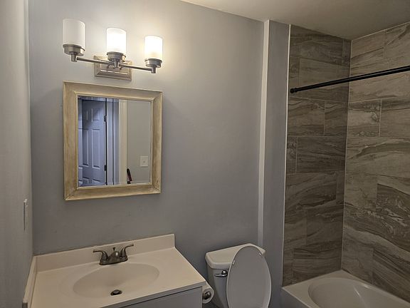 4th image of 627 Dudley Ave #6