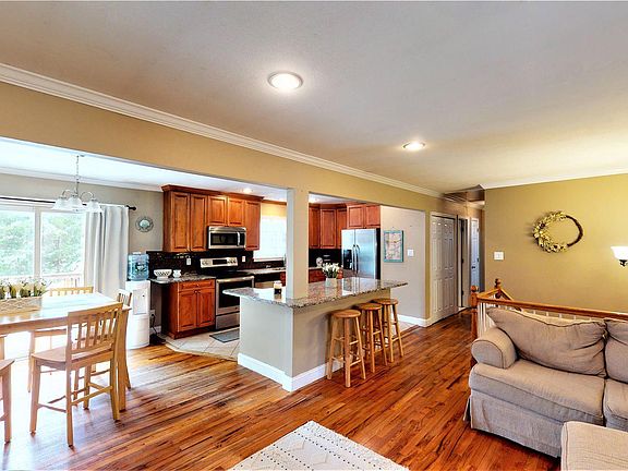 2nd image of 100 Cypress Dr
