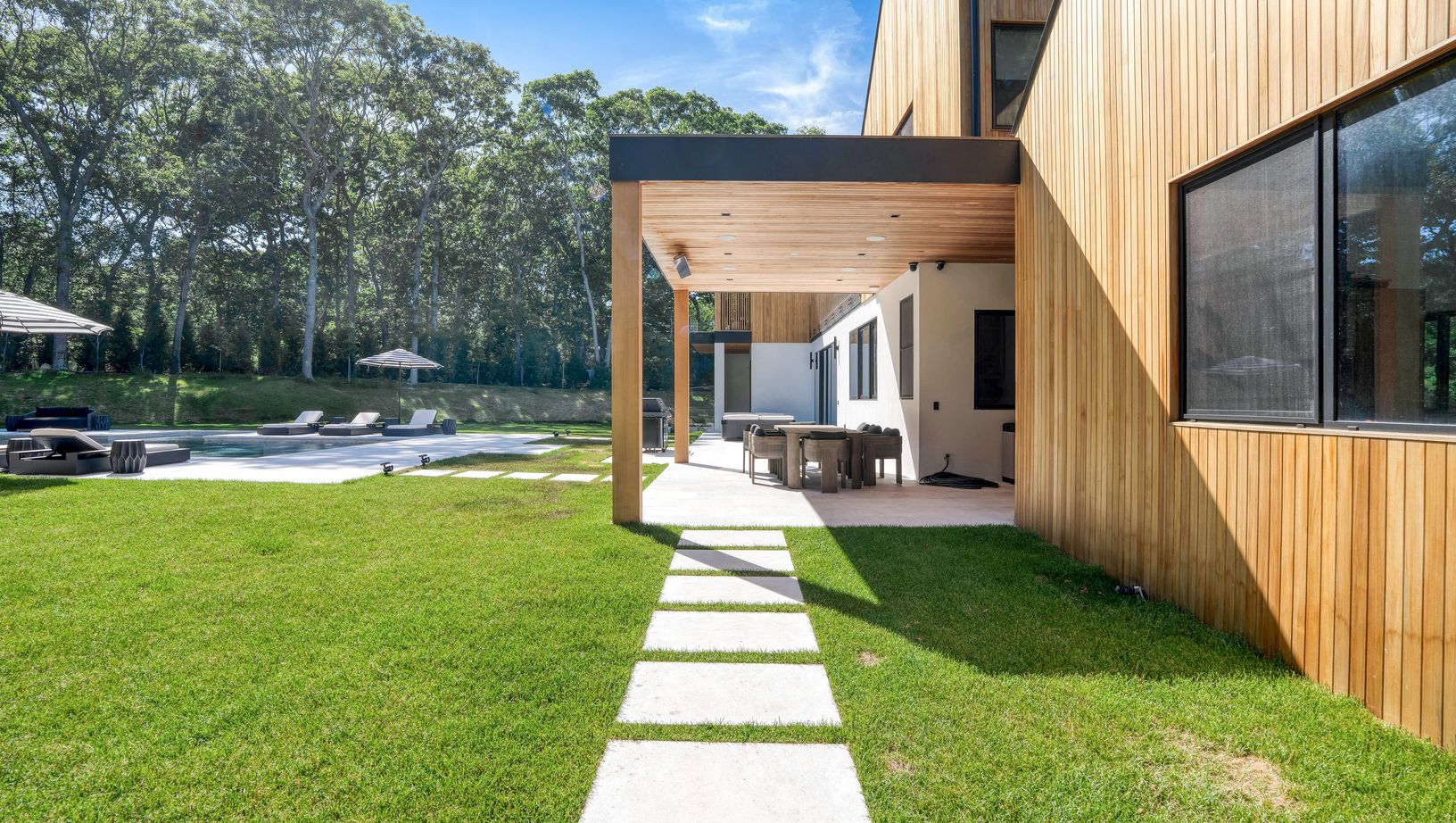  Entry from the exterior to the left of the garage towards the patio and yard