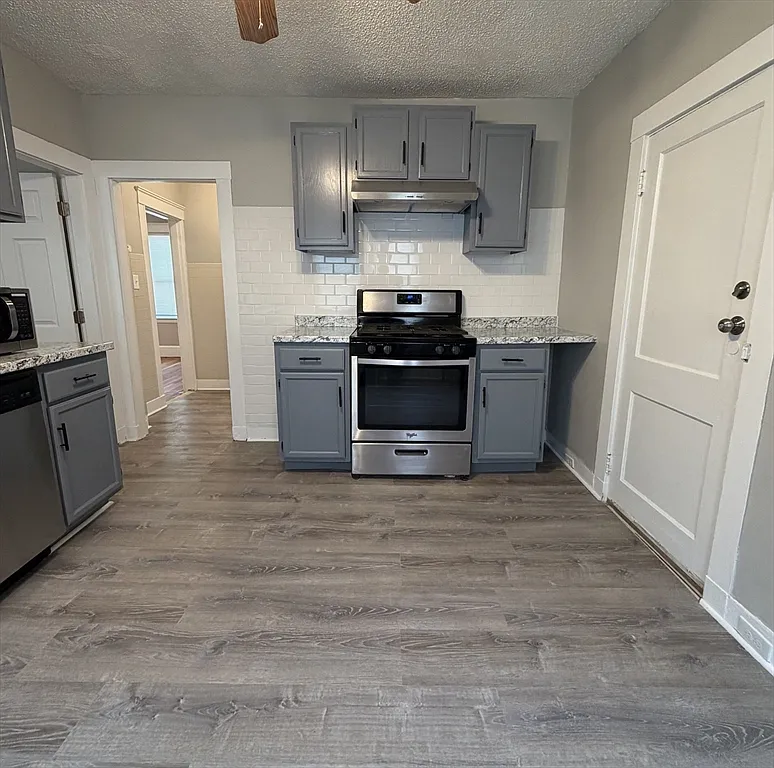 3 bed, 1.0 bath, 1100 sqft, $2,900 — Photo 4