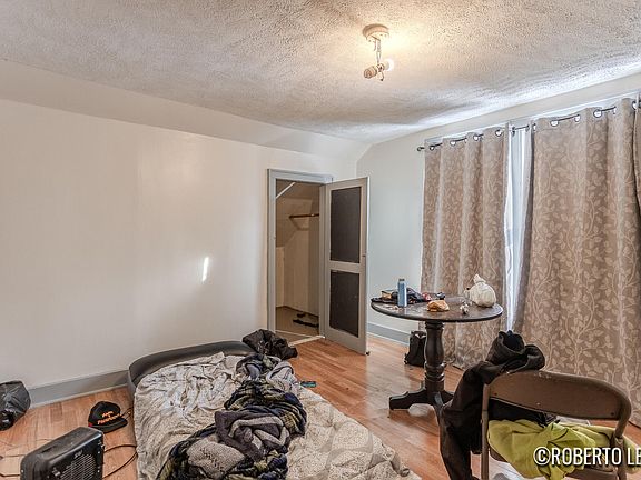 3rd image of 957 Kensington Ave SW